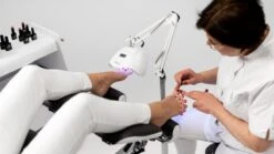 SUNfeet UV Lamp Op Statief - Lamp Voor Gelnagels 80W - LED Lamp Nagels - Gellak Lamp - Nageldroger - Wit -Cosmetica Winkel 1200x674 1