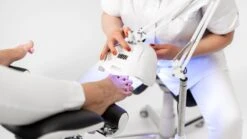 SUNfeet UV Lamp Op Statief - Lamp Voor Gelnagels 80W - LED Lamp Nagels - Gellak Lamp - Nageldroger - Wit -Cosmetica Winkel 1200x674